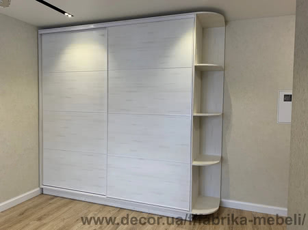 Шкаф-купе с консолью.